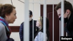 Sofya Malashevich (center) and Tsikhan Klyukach (right) in court on January 14