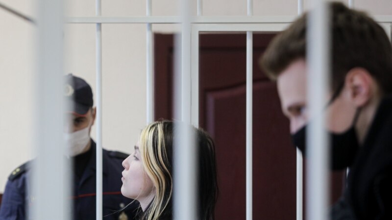 В Беларуси молодых людей приговорили к тюрьме за расписанный щит милиционера