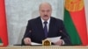 Александр Лукашенконың төртінші мерзімге президент болып сайланғаны туралы жарияланған ресми қорытындымен келіспей, наразылық акциясына шыққан адамды полиция жасағы қуып барады. Минск, 19 желтоқсан 2010 жыл.