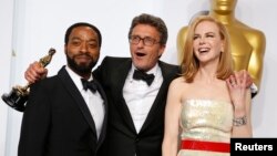 Павел Павликовский бүләк ала 