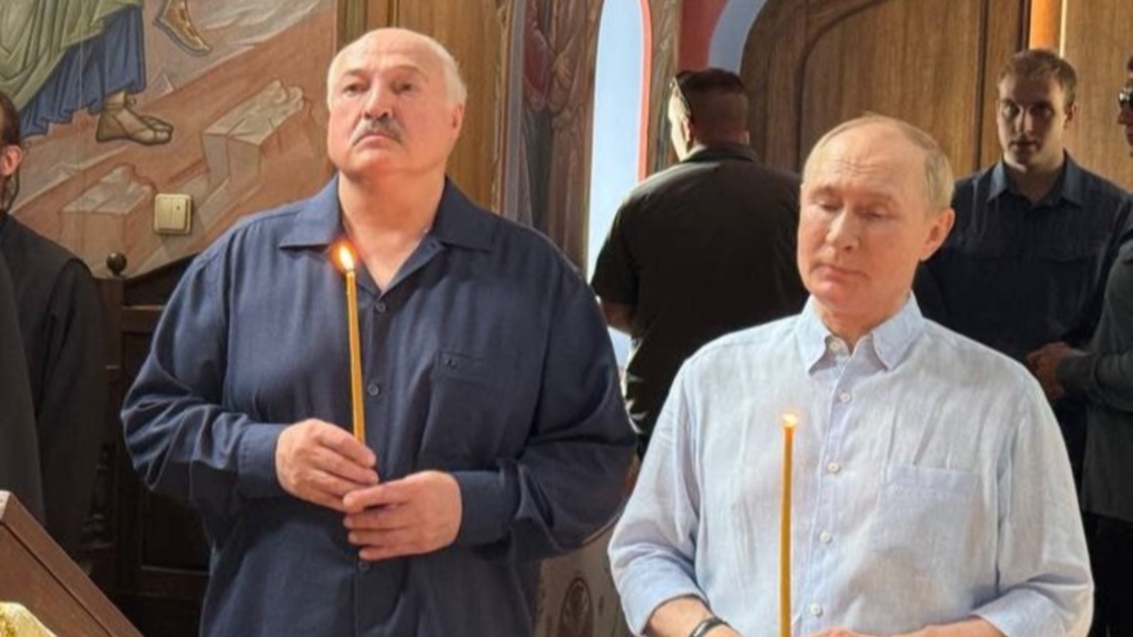 Президенты России и Беларуси Владимир Путин и Александр Лукашенко на молебне в храме Смоленской иконы Божией Матери на территории Смоленского скита Спасо-Преображенского Валаамского ставропигиального мужского монастыря. 1 августа 2025 года