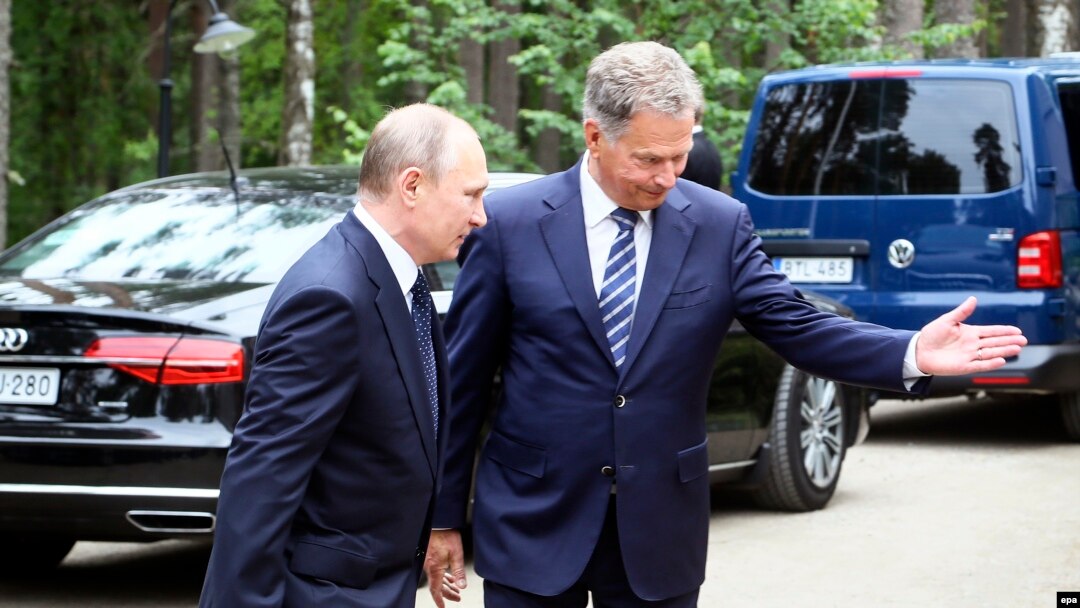 Finnish President Sauli Niinisto (right) welcomes Russian President Vladimir Putin before their meeting in Savonlinna on July 27.