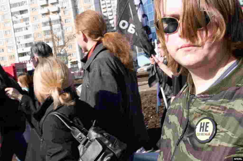 Лозунги полностью совпадали с лозунгами Маршей несогласных: "Медведева, Путина, Иванова, Грызлова - к чертям собачьим", "Нам нужна другая Россия", "Это наш город", "Долой призывное рабство"