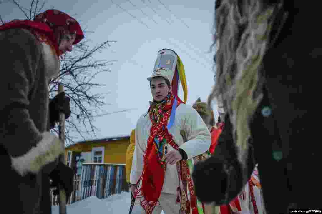 На грудзях кожнага &laquo;цара&raquo; крыж-накрыж павязаныя чырвоныя семежаўскія паясы з геамэтрычным арнамэнтам