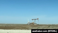 Balkan sebitindäki nebit burawy. Bezeg suraty