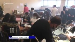 Գյումրիի դրամատիկական թատրոնի և թիվ 1 դպրոցի անձնակազմերը տաք գլխարկներ և քողարկիչ ցանցեր են պատրաստում բանակի համար