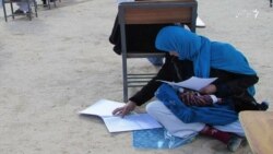 کودک در آغوش و قلم بر دست امید یک زن افغان برای آیندهء روشن