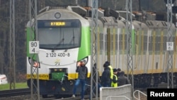 სპეციალისტები ამოწმებენ ვარშავა-ლიუბლინის სარკინიგზო ხაზზე მომხდარი აფეთქების შედეგებს. 16 ნოემბერი, 2025.