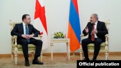 Исполняющий обязанности премьер-министра Армении Никол Пашинян (справа) и премьер-министр Грузии Ираклий Гарибашвили, Ереван, 12 мая 2021 г. 