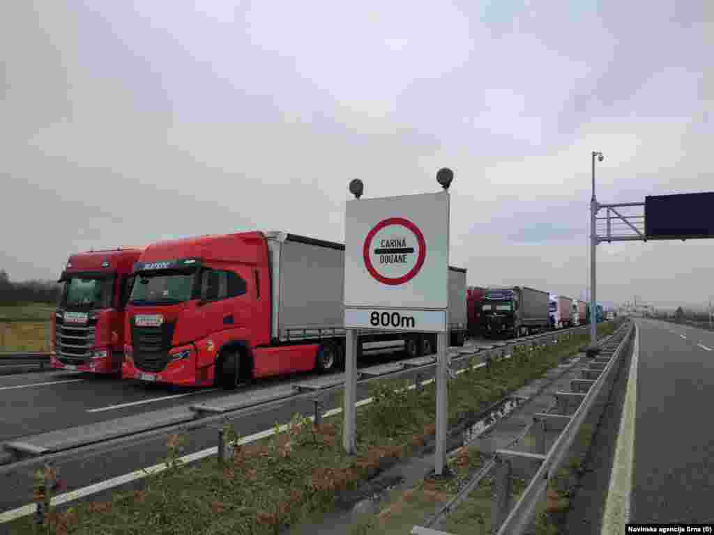 Kolona vozila u blizini graničnog prelaza Gradiška na severu BiH, koji vodi ka Hrvatskoj, 26. januar 2026.