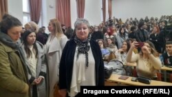 Dekanka Natalija Jovanović sa studentima Filozofskog fakulteta na početku blokade, decembar 2024.
