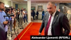 Ministar odbrane Crne Gore Dragan Krapović napušta konferenciju za novinare u Podgorici, 16. septembar 2025.
