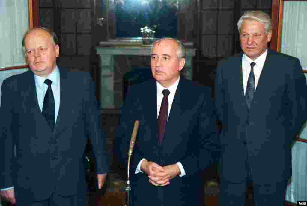 Belarusian Supreme Soviet speaker Stanislau Shushkevich (left), Soviet President Mikhail Gorbachev (center), and Russian President Boris Yeltsin at a news conference at a press conference in Moscow on November 14, 1991 (TASS) - In November, a rump session of the Soviet Union's State Council -- made up of Gorbachev and the heads of seven union republics -- discussed a union agreement and agreed in principle to an agreement on the creation of "a union of sovereign states."