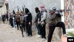 Вооруженные бойцы суннитского ополчения в Фаллудже, 5 января 2014 года. 