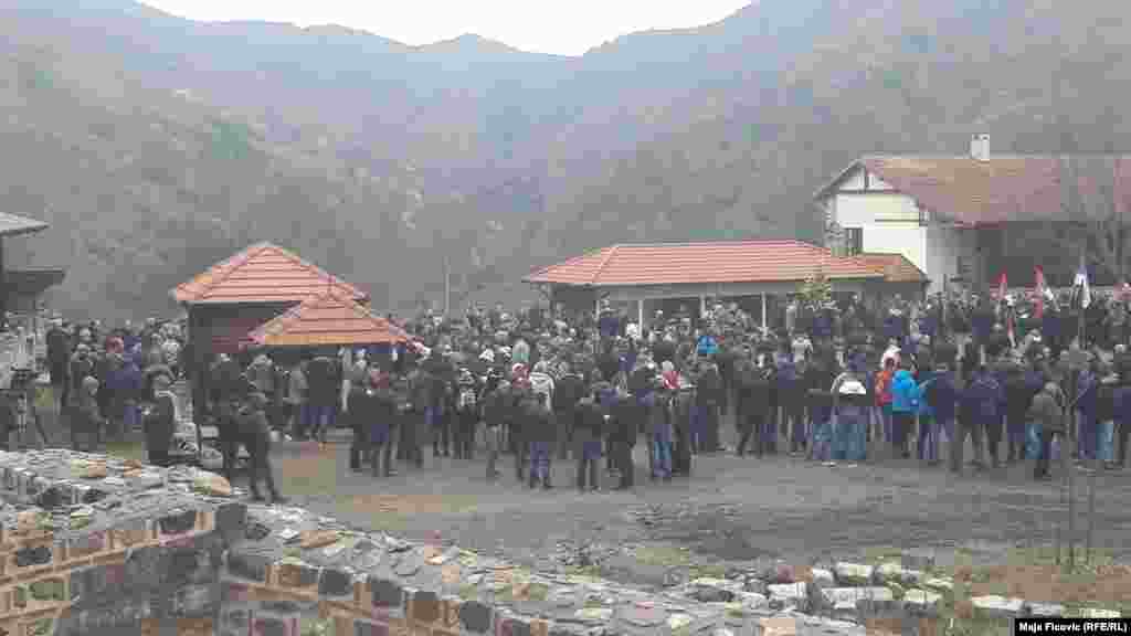 Qytetarë serbë ishin mbledhur mëngjesin e së shtunës te Manastiri i Banjskës, për ta pritur presidentin e Serbisë Aleksandar Vuçiq.