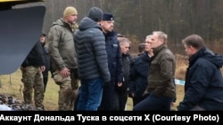 Премиерът на Полша Доналд Туск на мястото на взрива