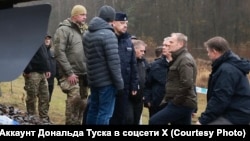 Прем’єр-міністр Польщі Дональд Туск (другий праворуч) оглядає пошкоджені залізничні колії на лінії Варшава – Люблін 17 листопада після вибуху, який він назвав «безпрецедентним актом диверсії»