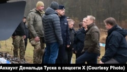 Premierul polonez Tusk (al doilea din dreapta) la locul unui presupus sabotaj asupra căii ferate din estul țării sale, în noiembrie 2025.
