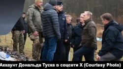 Дональд Туск (второй справа) на месте повреждения железнодорожных путей в направлении Варшава – Люблин, Польша, 17 ноября 2025 года