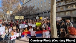 Okupljeni ispred Ambasade Srbije u Madridu, 19. januar 2025.