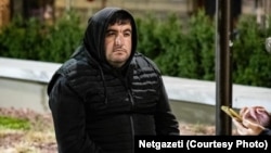 გიორგი ჯანგულაშვილი, 4 წლის გაბრიელისა და 2 წლის ნიკოლოზის მამა მთავრობის კანცელარიასთან, აქციაზე