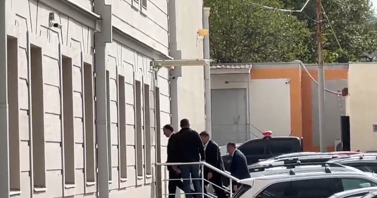 ირაკლი ღარიბაშვილი თავის სასამართლო სხდომას ესწრება