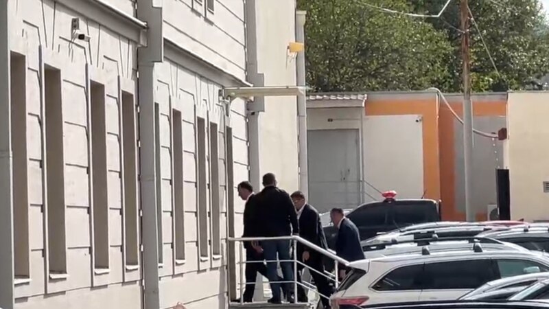 ირაკლი ღარიბაშვილი თავის სასამართლო სხდომას ესწრება