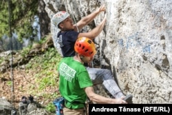 Claudiu Miu, fondatorul Climb Again, îi dă indicații lui Robert, sportiv cu deficiență de vedere, în timpul cantonamentului de la Stâna Regală din Sinaia.