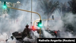 Un vehicul blindat al poliției este fotografiat în timpul unui protest în Bogota, Columbia, 5 mai 2021