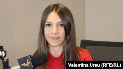 Maria Filimon în studioul Radio Europa <Liberă la Chișinău