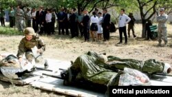 Armenia - U.S.-trained Armenian military medics demonstrate their skills after a graduation ceremony near Yerevan, 28Aug2015.