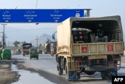 د پاکستان پوځ یو ټرک له پېښوره تورخم ته وسلې لېږدوي - د فبرورۍ ۲۸مې انځور.