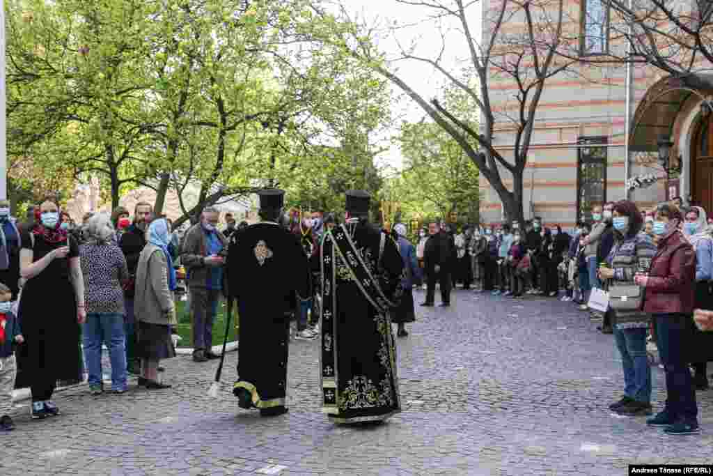 Credincioși ortodocși participă la slujba religioasă oficiată &#238;n Vinerea Mare, la Mănăstirea Radu Vodă din București, Rom&#226;nia.