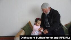 Дочь арестованного крымского татарина Меджита Абдурахманова Сульбие с дедушкой