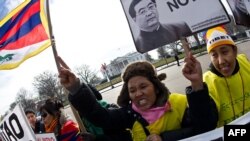 Tibetanski aktivisti protestvuju protiv posete kineskog predsednika Hu Đintao ispred Bele kuće u Vašingtonu, 19. januar 2011.