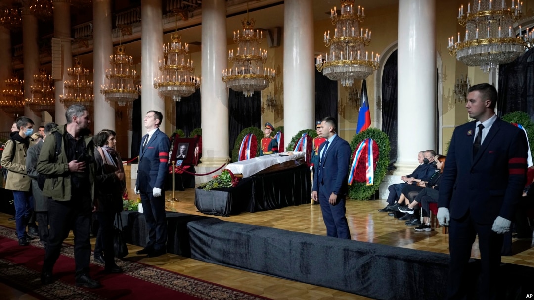 Oamenii trec pe lângă sicriul fostului președinte sovietic Mihail Gorbaciov în interiorul Sălii Stâlpilor din Casa Unirii, în timpul funeraliilor organizate la Moscova, Rusia, sâmbătă, 3 septembrie 2022.