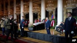 Oamenii trec pe lângă sicriul fostului președinte sovietic Mihail Gorbaciov în interiorul Sălii Stâlpilor din Casa Unirii, în timpul funeraliilor organizate la Moscova, Rusia, sâmbătă, 3 septembrie 2022.