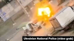 Стоп-кадр із відео, оприлюдненого Нацполіцією, на якому видно, як у Херсоні російський FPV-дрон атакував 52-річного продавця овочів на ринку
