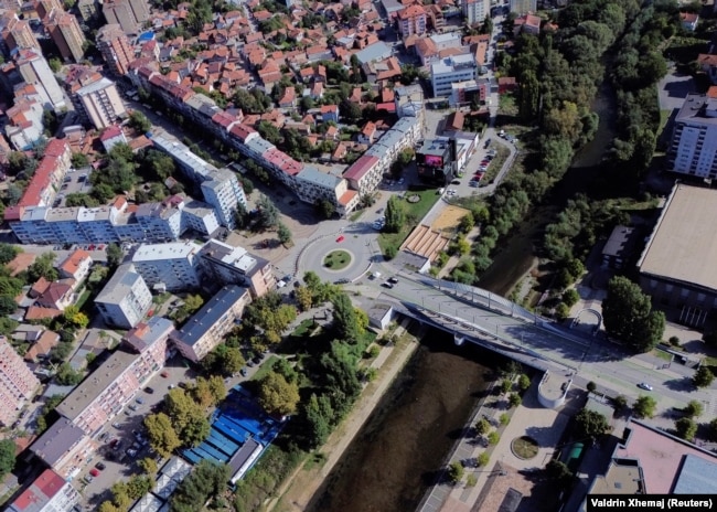 Qeveria e Kosovës synon t’i ndërtojë dy ura në të dy krahët e urës kryesore mbi lumin Ibër, të cilat do ta lidhnin Mitrovicën Veriore të banuar me shumicë serbe me Mitrovicën Jugore të banuar me shumicë shqiptare.