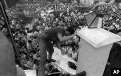 Вьетнамцы пытаются проникнуть на территорию американского посольства в Сайгоне, надеясь попасть на вертолеты, эвакуирующие американских граждан. 29 апреля 1975. Многие комментаторы сравнивают эвакуцию из Сайгона с эвакуацией из Кабула