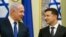 Israeli Prime Minister Benjamin Netanyahu (left) and Ukrainian President Volodymyr Zelenskiy attend a joint news conference following their talks in Kyiv on August 19.
