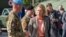 Șefa politicii externe și de securitate europene, Kaja Kallas, discutând cu un militar moldovean, la Ministerul Apărării de la Chișinău, pe 7 mai 2026 