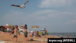 Останні дні літа на «Золотому пляжі» у Феодосії (фотогалерея)