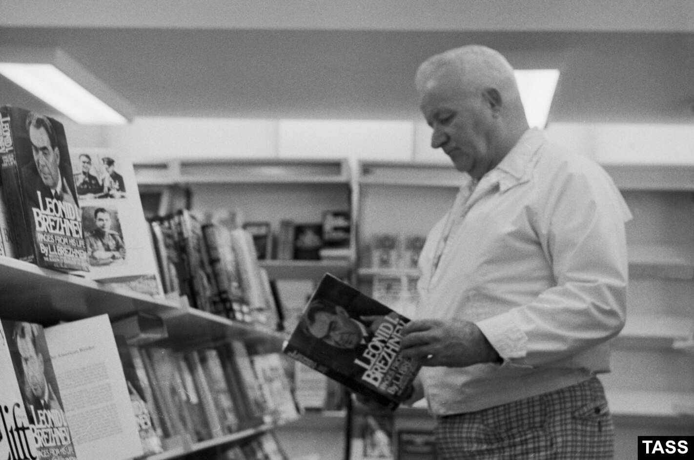 1978 年，華盛頓，一名男子似乎心甘情願地翻閱蘇聯領導人列昂尼德·勃列日涅夫的傳記。勃列日涅夫喜歡寫冗長、沉悶的“回憶錄”，這是他一生中最喜歡的回憶錄之一。在蘇聯曾多次被當作笑話。