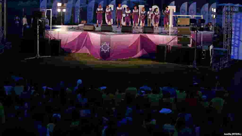 Рәсми ачылыш, Сәләтнең әйдаманы Тимур Сөләйманов форум идарәсе вәкилләре белән таныштыра