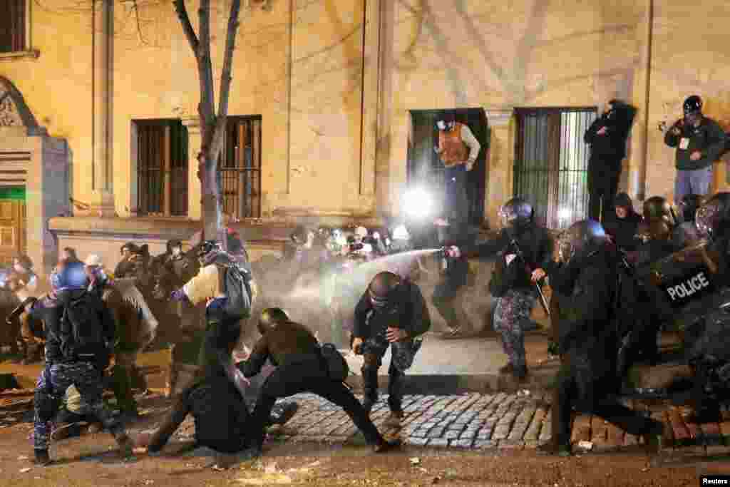 Поліція почала розгін акцій протесту.&nbsp;Зазначається, що перед розгоном сталися сутички між правоохоронцями та протестувальниками, які тривали кілька годин.