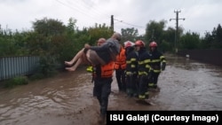 Salvatorii intervin în localităţi din judeţul Galaţi cu bărcile pneumatice pentru evacuarea persoanelor afectate de inundații.