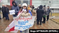 საპროტესტო აქცია გორში, სამხარეო პოლიციასთან