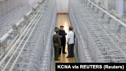 Dictatorul nord-coreean Kim Jong Un vizitează Institutul de Arme Nucleare și baza de producție a materialelor nucleare pentru arme într-o locație nedezvăluită din Coreea de Nord. Fotografie publicată de agenția de stat Korean Central News Agency pe 13 septembrie 2024.