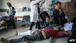 Palestinezët duke marrë ndihmë mjekësore në një spital në veri të Gazës, pasi ushtarëve izraelitë dyshohet se kanë shtënë me armë zjarri ndaj një turme që ka qenë në pritje për të marrë ndihmë humanitare.